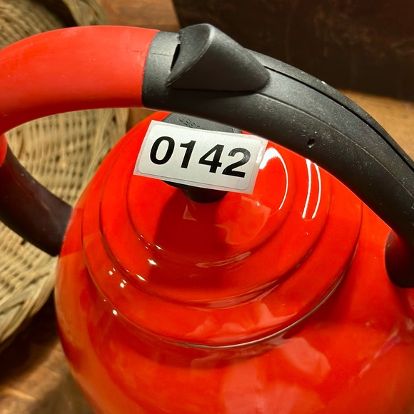 Le Creuset French Classic Modern Vibrant Red Enamel Whistling Hot Water Kettle - Picture 13 of 13